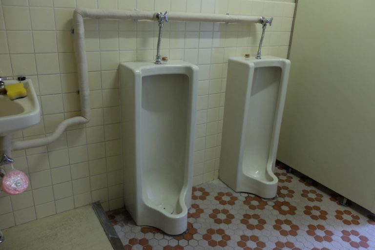 公民館の男子トイレを水洗化